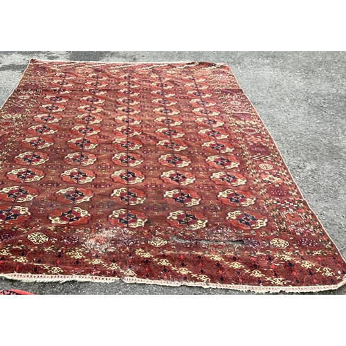 1672 - A red ground Oriental carpet / rug. Approx. 210 cms x 299 cms. Est. £50 - £80.