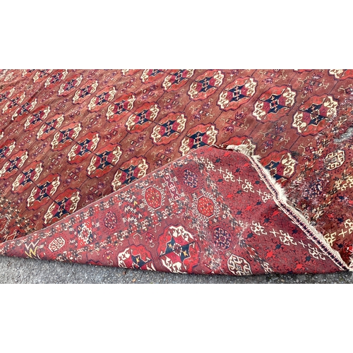 1672 - A red ground Oriental carpet / rug. Approx. 210 cms x 299 cms. Est. £50 - £80.