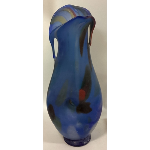 999A - A stylish blue glass vase. Approx. 33 cms high. Est. £20 - £30.