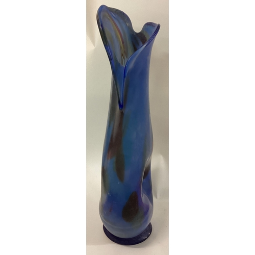 999A - A stylish blue glass vase. Approx. 33 cms high. Est. £20 - £30.