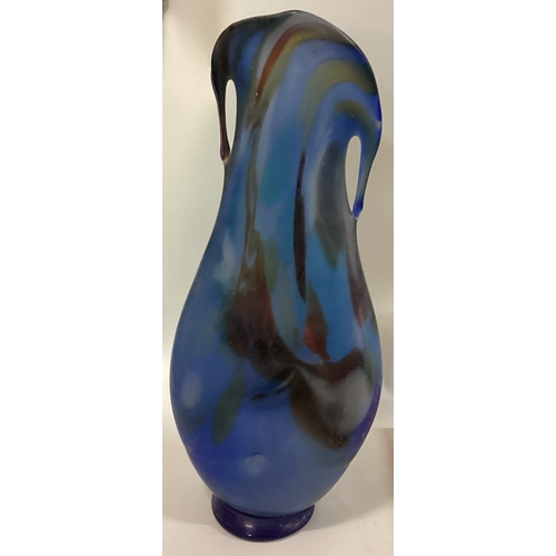 999A - A stylish blue glass vase. Approx. 33 cms high. Est. £20 - £30.