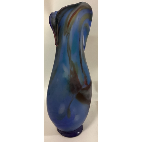 999A - A stylish blue glass vase. Approx. 33 cms high. Est. £20 - £30.