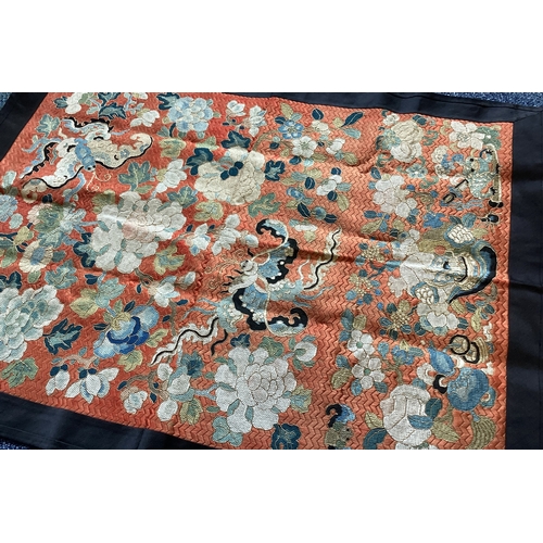 866 - An old Chinese silk tapestry. Est. £40 - £60.