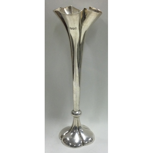 170 - A large silver vase. London 1904. Approx. 378 grams of gross weight. Est. £80 - £120.