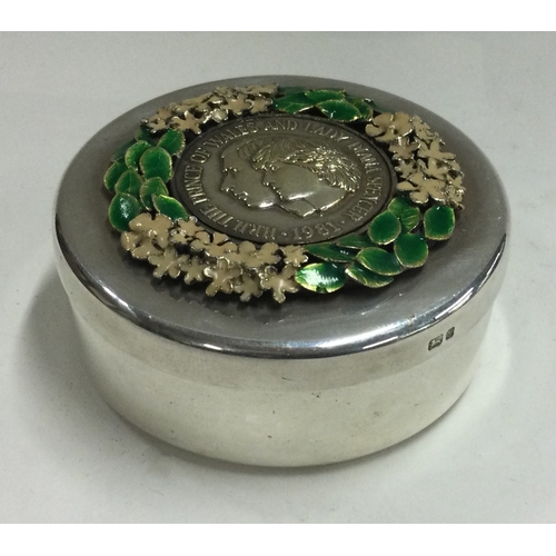 21 - STUART DEVLIN: A heavy silver and enamelled box decorated with flowers. London 1981. Approx. 165 gra... 