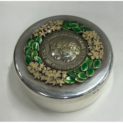 21 - STUART DEVLIN: A heavy silver and enamelled box decorated with flowers. London 1981. Approx. 165 gra... 