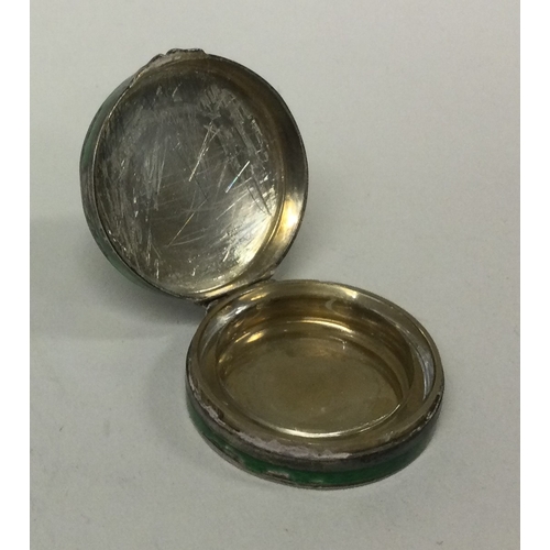 229 - A green enamelled and silver box bearing import marks. Approx. 23 grams. Est. £30 - £50.