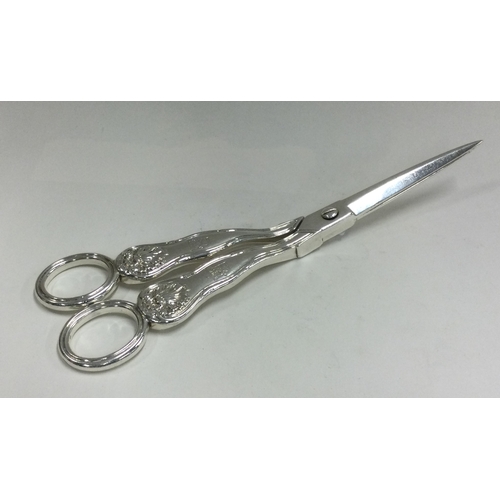 23 - A good pair of William IV silver grape scissors with shell decoration. London 1837. Approx. 121 gram... 