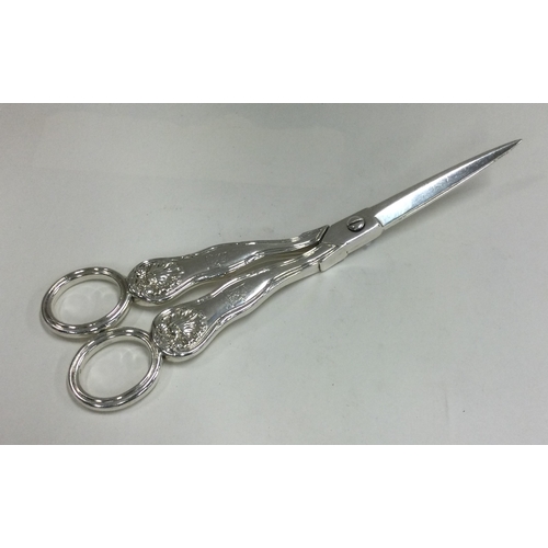 23 - A good pair of William IV silver grape scissors with shell decoration. London 1837. Approx. 121 gram... 