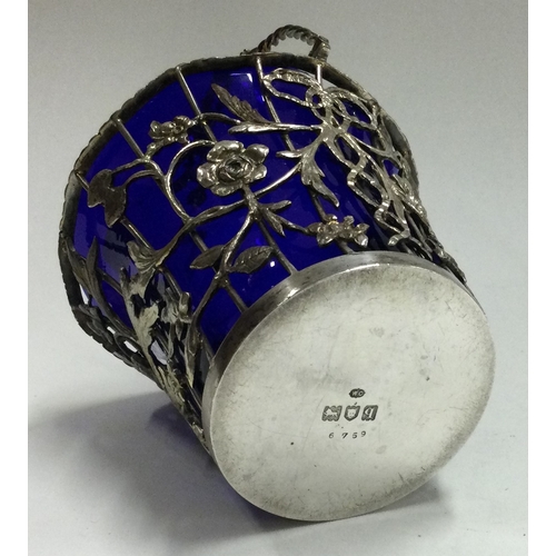 246 - A decorative silver pierced basket. London 1911. By William Comyns. Approx. 100 grams. Est. £120 - £... 