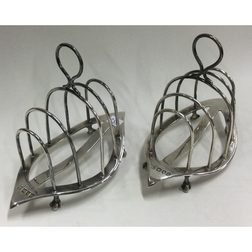 253 - A pair of silver toast racks. London 1902. By William Hutton & Sons. Approx. 177 grams. Est. £140 - ... 