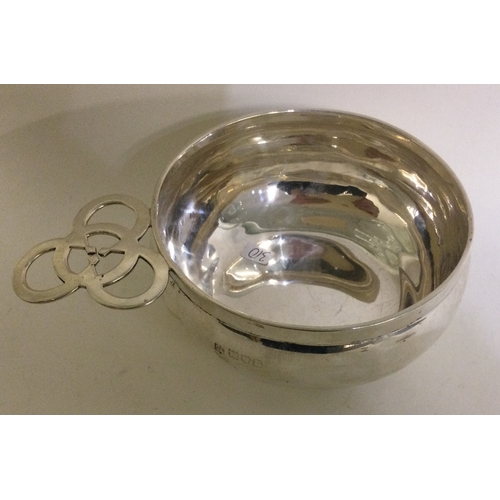 310 - A silver porringer. London 1901. By Lamberts. Approx. 154 grams. Est. £120 - £150.