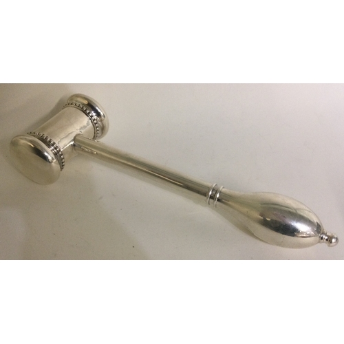 312 - A good quality large silver hammer. London 1975. Approx. 202 grams. Est. £300 - £500.