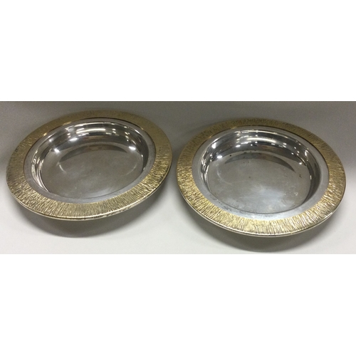 366 - A pair of silver and silver gilt dishes. London 1973. By Mappin & Webb. Approx. 237 grams. Est. £180... 