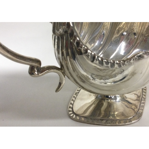 377 - A fine pair of Victorian silver sauce boats with serpent handles. Birmingham 1898. By Thomas Hayes. ... 