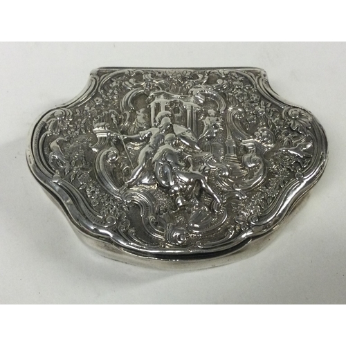 402 - A quality heavy Georgian silver snuff box embossed with a fighting scene. London 1825. By Thomas Wil... 