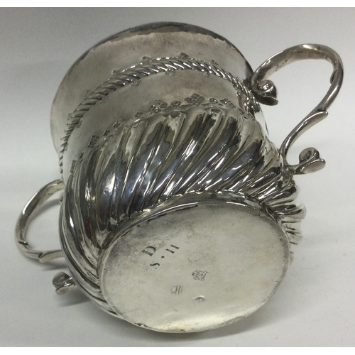 417 - A large 17th Century fluted silver porringer. London 1693. By TK. Approx. 208 grams. Est. £500 - £80... 