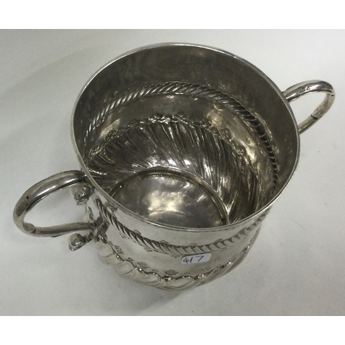 417 - A large 17th Century fluted silver porringer. London 1693. By TK. Approx. 208 grams. Est. £500 - £80... 