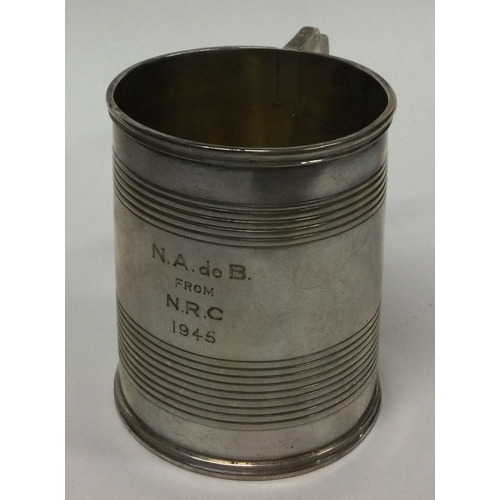 483 - A Georgian silver reeded tankard. 1816. Approx. 117 grams. Est. £100 - £150.