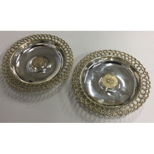 501 - STUART DEVLIN: A pair of commemorative pierced dishes for the Silver Jubilee. London 1977. Approx. 2... 