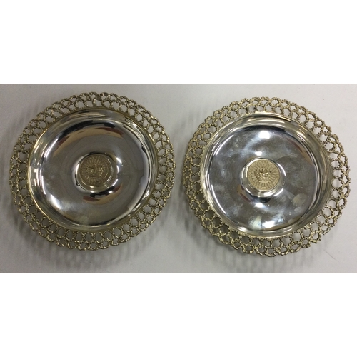 501 - STUART DEVLIN: A pair of commemorative pierced dishes for the Silver Jubilee. London 1977. Approx. 2... 