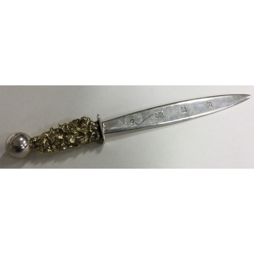 503 - A fine silver and silver gilt letter opener with chased decoration. London 1988. By HL. Approx. 116 ... 