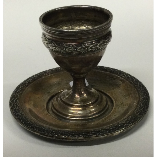 506 - A fine Continental silver egg cup on stand. Approx. 79 grams. Est. £60 - £80.