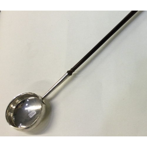 516 - An early Georgian silver toddy ladle. Approx. 190 grams. Est. £50 - £80.