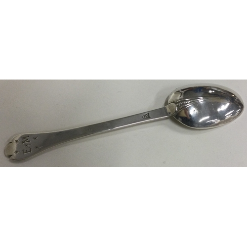 529 - A late 17th Century silver trefid spoon. London. By William Scarlett. Approx. 43 grams. Est. £250 - ... 