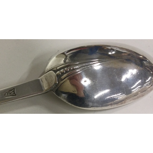 529 - A late 17th Century silver trefid spoon. London. By William Scarlett. Approx. 43 grams. Est. £250 - ... 