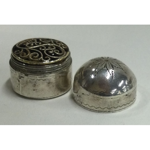 6 - A Georgian silver vinaigrette with screw-top lid. Approx. 7 grams. Est. £50 - £80.