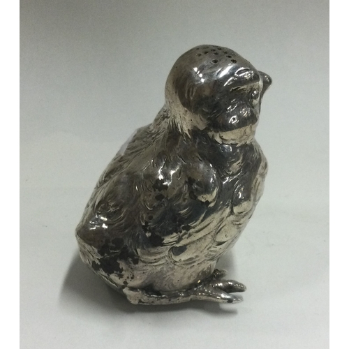 9 - A silver pepper in the form of a bird bearing import marks. Approx. 70 grams. Est. £200 - £300.