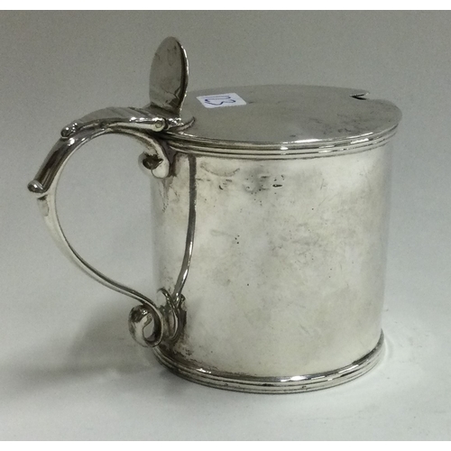 122 - An early 18th Century Georgian silver mounted glass mustard pot. Approx. 85 grams. Est. £60 - £80.