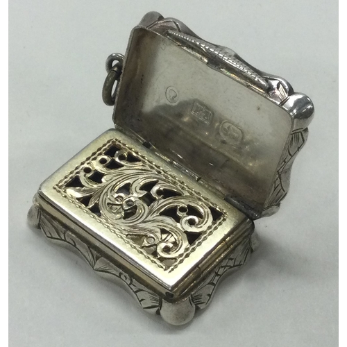 104 - A Victorian silver vinaigrette. Birmingham 1857. By Edward Smith. Approx. 12 grams. Est. £100 - £150... 