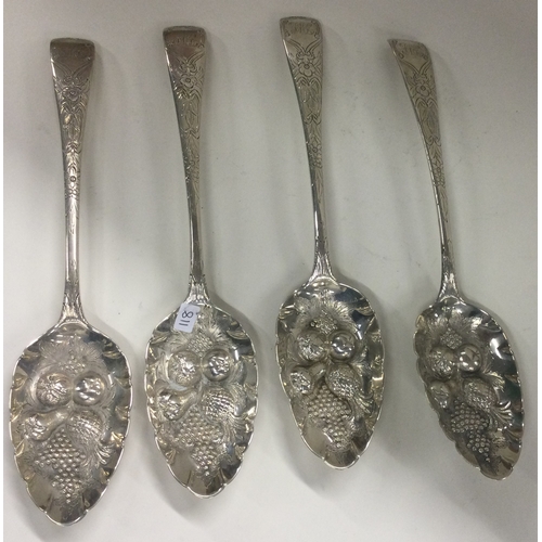 118 - A set of four Victorian silver berry spoons. London 1806. By William Sumner. Approx. 256 grams. Est.... 