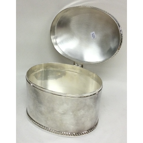 125 - A heavy silver biscuit box. Birmingham 1998. By B&Co. Approx. 595 grams. Est. £400 - £600.