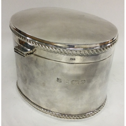 125 - A heavy silver biscuit box. Birmingham 1998. By B&Co. Approx. 595 grams. Est. £400 - £600.