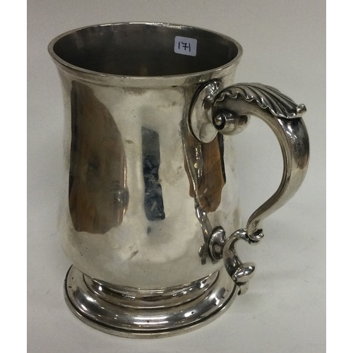 171 - A large heavy 18th Century Georgian silver pint mug. London 1772. By Charles Wright. Approx. 416 gra... 