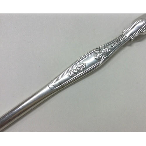 175 - An Indian Colonial silver marrow scoop. By Hamilton & Co. Approx. 72 grams. Est. £150 - £200.
.