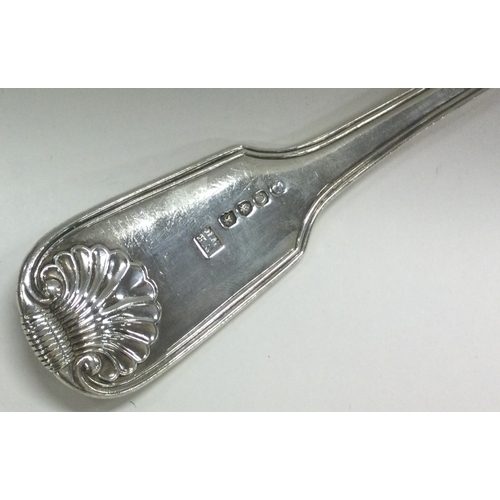 216 - A heavy Georgian silver crested fish slice. London 1818. By William Eley & William Fearn. Approx. 20... 