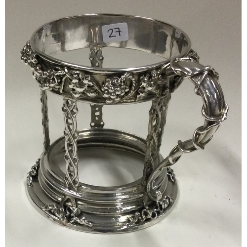 27 - OMAR RAMSDEN: A silver cup holder. London 1923. Approx. 191 grams. Est. £150 - £200.