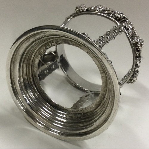 27 - OMAR RAMSDEN: A silver cup holder. London 1923. Approx. 191 grams. Est. £150 - £200.