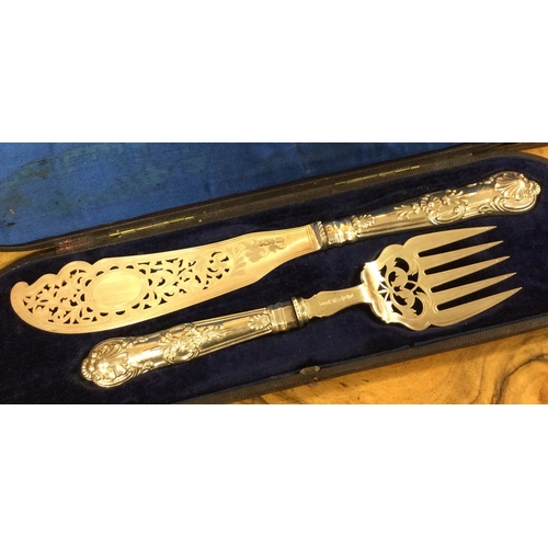 278 - A fine pair of cased Victorian silver lobster servers. London 1866. By HH. Approx. 253 grams of gros... 