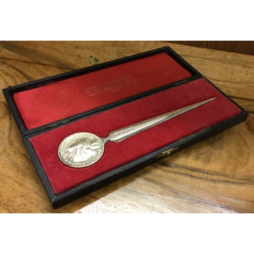 299 - STUART DEVLIN: A cased silver letter opener / page turner. London 1977. Approx. 67 grams. Est. £150 ... 