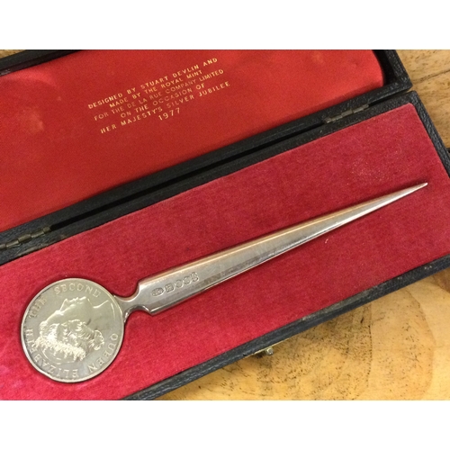 299 - STUART DEVLIN: A cased silver letter opener / page turner. London 1977. Approx. 67 grams. Est. £150 ... 