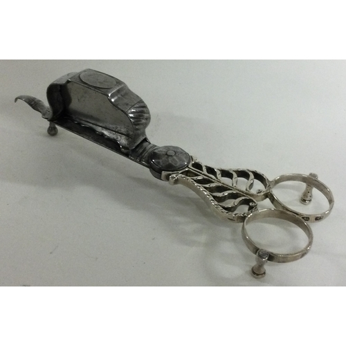 352 - A pair of silver handled candle snuffers. Birmingham. Approx. 88 grams. Est. £80 - £120.