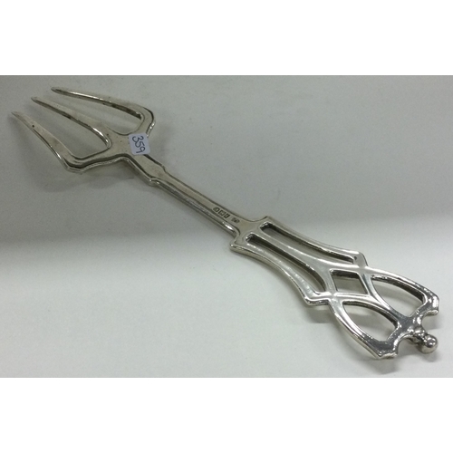 359 - A large silver toasting fork in the Ramsden style. London 1910. By Nelson Dawson. Approx. 105 grams.... 