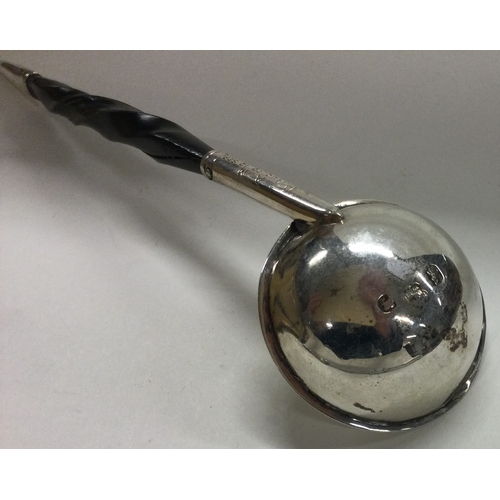 387 - A Georgian silver toddy ladle. Marked to bowl. Approx. 24 grams. Est. £40 - £60.