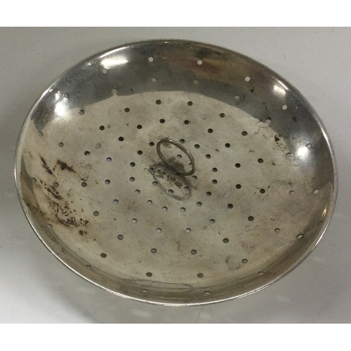 415 - An early 20th Century silver strainer. Approx. 71 grams. Est. £80 - £120.