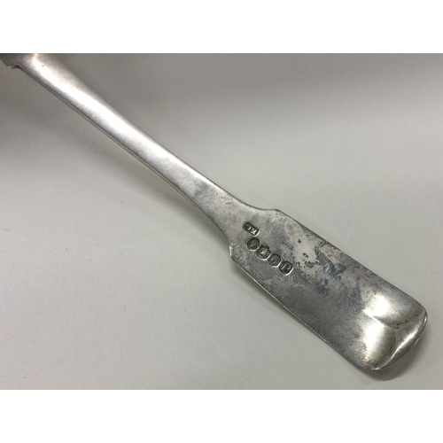 44 - DUBLIN: A William IV silver fish slice. 1835. By Robert Gray. Approx. 143 grams. Est. £100 - £150.